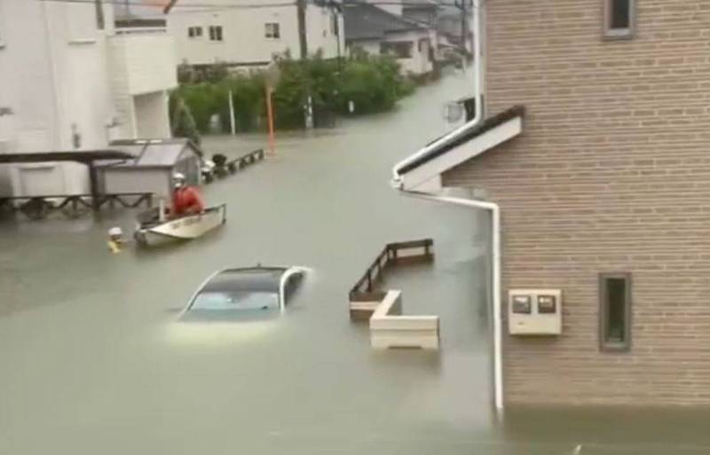 九州福岡縣一帶水淹半層樓，汽車更直接滅頂。（路透）