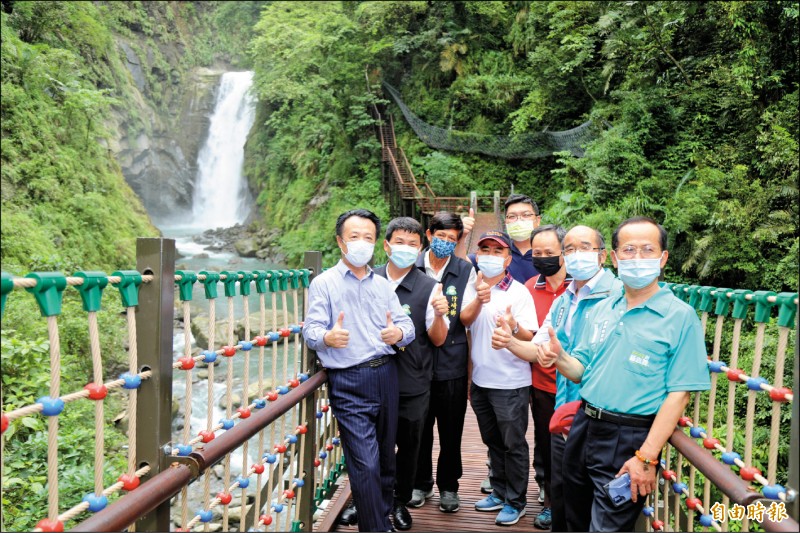 嘉義縣長翁章梁（左一）與地方各界會勘竹崎鄉觀音瀑布。（記者蔡宗勳攝）