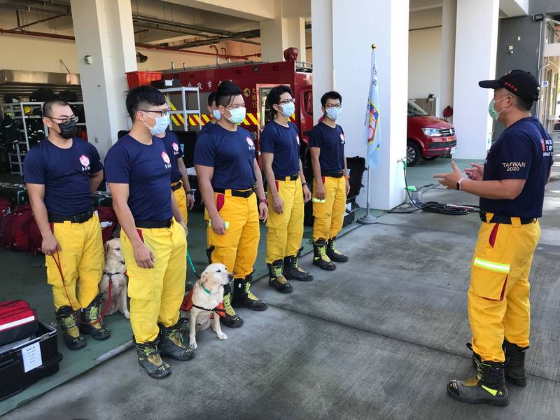 南市消防特搜隊員與搜救犬完成整備，隨時待命前往海地協助救災。（圖：南市消防局提供）