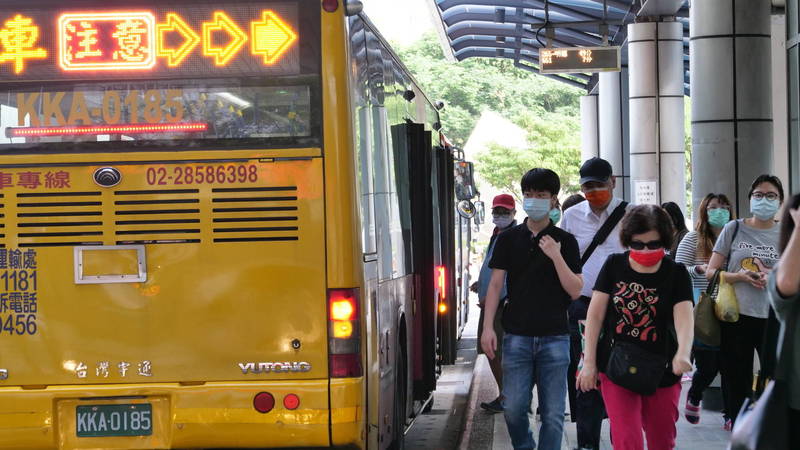 疫情趨緩，民眾搭乘公車的需求提高，新北市公車將從8月24日起全面恢復防疫三級警戒前原有班次或班距。（圖由交通局提供）