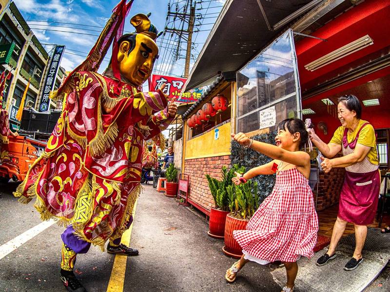 林妘軒作品「快樂童年」獲得梅嶺盃朴子配天宮媽祖遶境攝影比賽金牌。（梅嶺美術文教基金會提供）