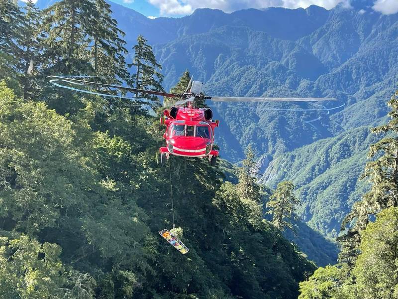 空中勤務總隊花蓮機場駐地勤務第一大隊第三隊派遣機型UH-60M黑鷹直升機編號NA-707號機執行傷患吊掛任務。（圖由空中勤務總隊提供）