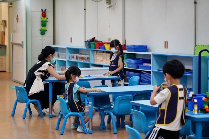 北市議員認為，台北的公幼資源與名額不足，使父母育兒負擔沉重，北市府應加強推動公共化幼托，而非僅靠一次性獎勵補助就想挽救生育率。（台北市政府提供）