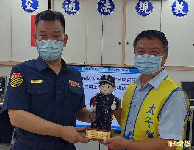 交大大隊長洪志朋（左）頒警察寶寶感謝太子駕訓班班主任王興業（右）協助辦理訓練。（記者李容萍攝）