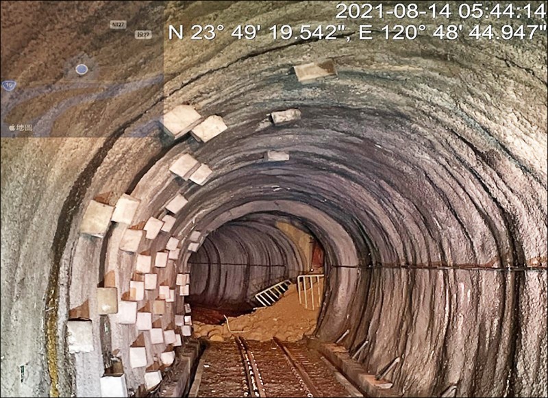 集集線2、3號隧道間維修通道遭土石入侵。（圖由台鐵局提供）