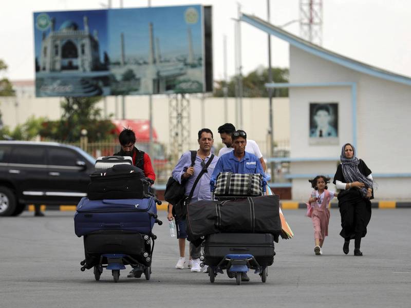 随着神学士步步进逼，有能力搭机出国的阿富汗民众近期纷纷逃往哈米德·卡尔扎伊国际机场。（美联社）(photo:LTN)