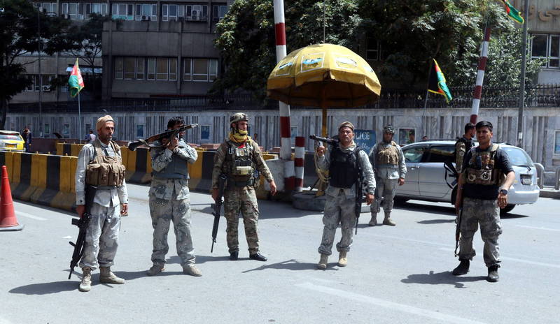 阿富汗政府军的士兵正在喀布尔外围检查过往行人。（欧新社）(photo:LTN)