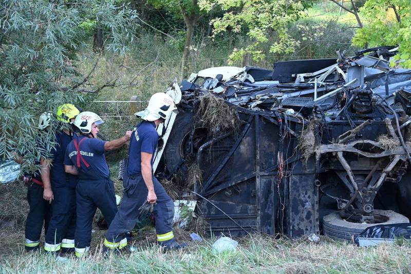 匈牙利1輛巴士於M7高速公路撞擊交流道墩柱，造成8人死亡、數十人受傷。（路透）