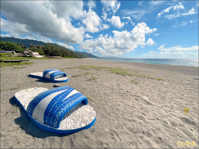 台灣藝術家林子堯的作品「潮‧南」，在海灘創作大型拖鞋。（記者黃明堂攝）