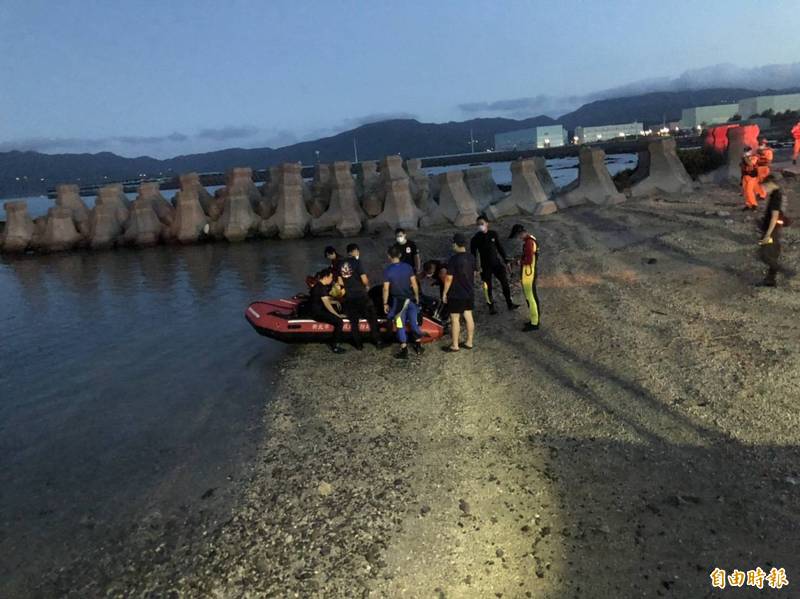 4男相約澳仔漁港外潛水 1人失聯未上岸 警、消合力搜救中（記者吳昇儒攝）