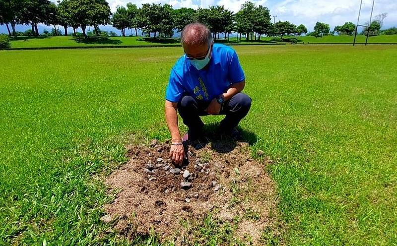 羅東運動公園被發現許多不明坑洞，宛如流星雨過後的隕石坑。（圖由陳鴻禧提供）