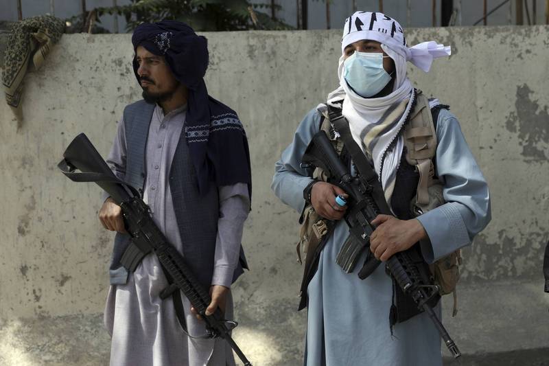 美国1名官员16日透露，神学士政权无法动用任何阿富汗央行存在美国的资产。图为持枪进驻喀布尔的神学士成员。（美联社）(photo:LTN)