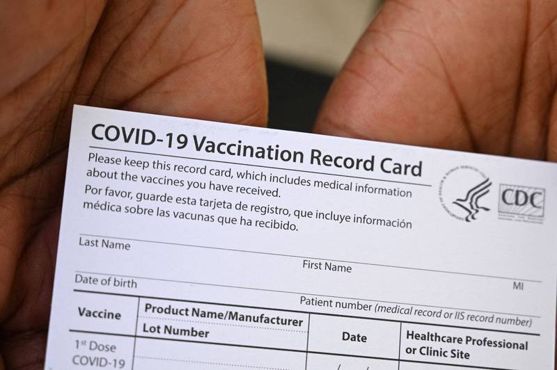 據美國聯邦官員指稱，過去一年查獲數千張從中國運抵田納西州曼菲斯市的假疫苗接種卡。（法新社）