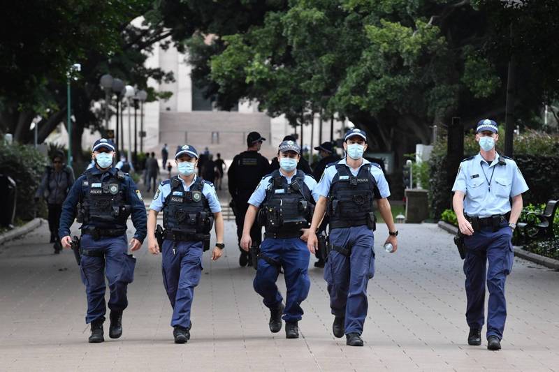 新南威爾斯州警局出動1.8萬名警察，在街頭執行各項防疫工作，並取締違反防疫措施的民眾。圖為新州警察。（歐新社）