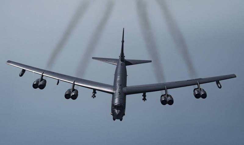 傳出美軍派出B-52H轟炸機前往阿富汗摧毀機場美軍機，以免軍武落入敵軍之手。（美聯社）