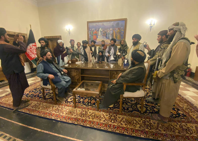 阿富汗反叛民兵组织神学士连日攻城掠地，昨日更拿下首都喀布尔，神学士声称阿富汗的战争已经结束，并将建立阿富汗伊斯兰酋长国。图为神学士控制了阿富汗总统府。（美联社）(photo:LTN)