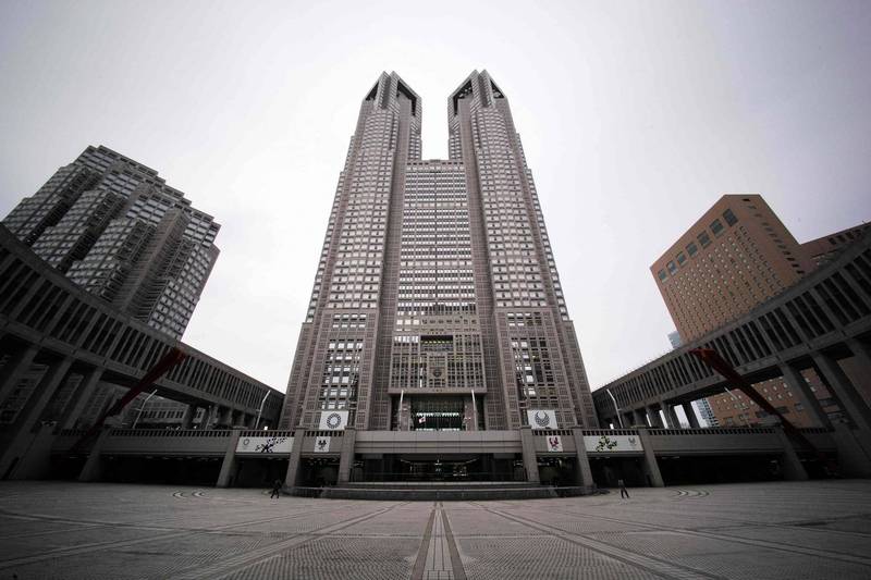 日本1名男子在東京都廳大樓要求和知事小池百合子會面，但他身上被搜出2把刀和罐裝的疑似易燃液體。東京都廳大樓示意圖。（法新社）