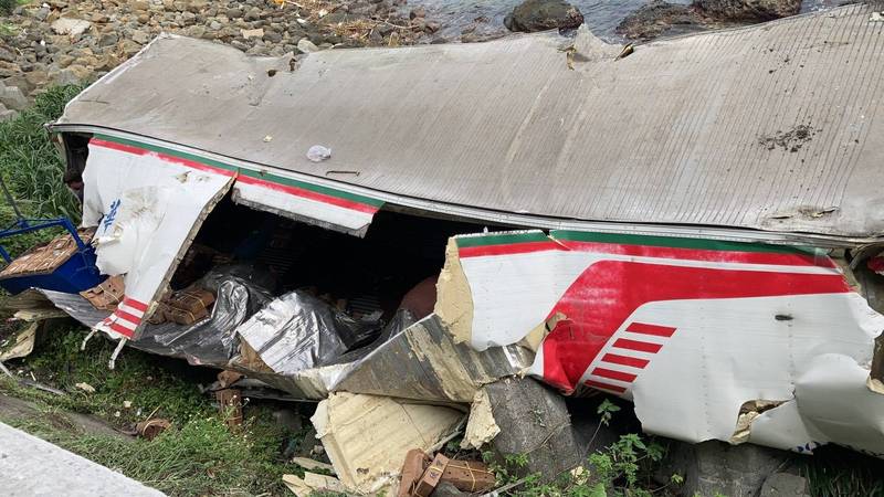 翻落的貨櫃嚴重變形。(記者吳昇儒翻攝) 翻落的貨櫃嚴重變形。(記者吳昇儒翻攝)