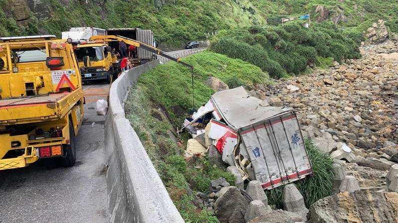 目前正在將貨櫃吊掛到道路上。(記者吳昇儒翻攝) 目前正在將貨櫃吊掛到道路上。(記者吳昇儒翻攝)