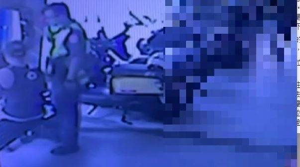 員警盤查女移工畫面。(記者鄭景議翻攝) 員警盤查女移工畫面。(記者鄭景議翻攝)