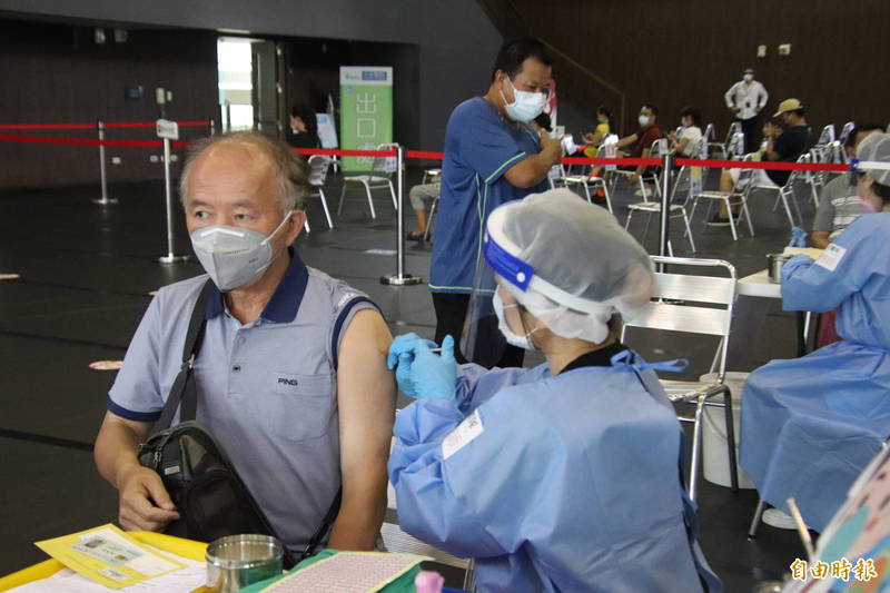 新竹縣現有的AZ和莫德納疫苗，最慢將在8月22日全部打完，等待中央後續持續撥配。（記者黃美珠攝）