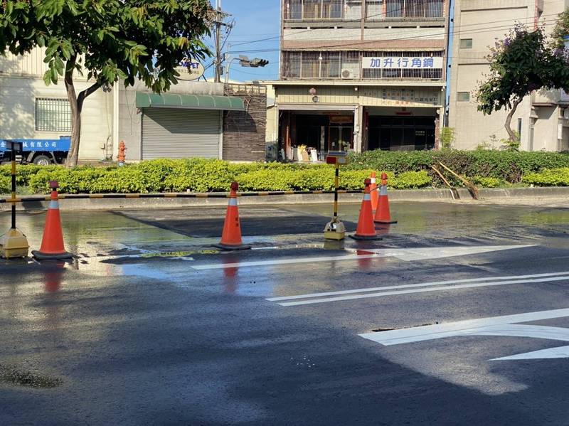 文心南路路面再度破洞，市府17日上午已經修復完成。（圖由台中市政府提供）