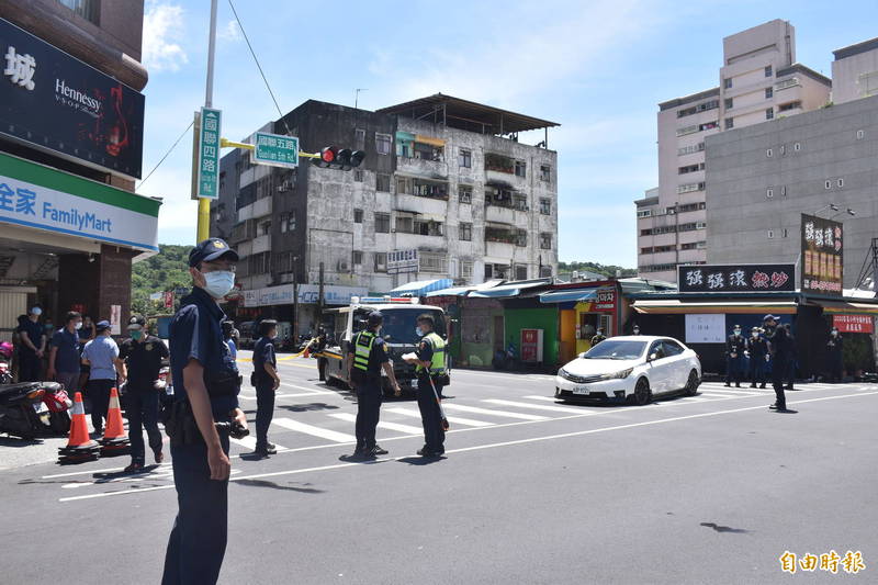 花蓮警方接獲毒品情資，今在市區路口圍捕涉及多起毒品案的20歲張姓男子，張男因不服遭攔查當場駕車逃逸，警方隨即連開8槍成功攔截。（記者王峻祺攝）