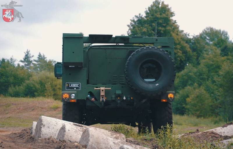 立陶宛2019和美國簽訂合約，購入200輛聯合輕型戰術車輛（Joint Light Tactica Vehicle，JLTV），近日完成首批交付作業，並於演習場露面試水溫。（翻攝自立陶宛國防部臉書）