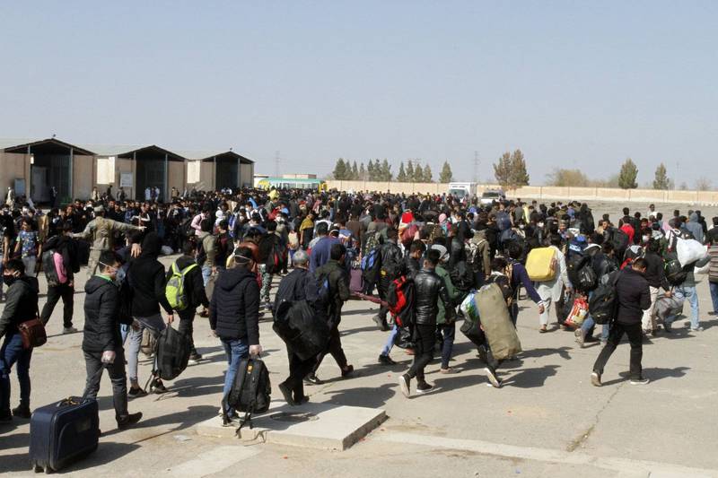 数千名阿富汗难民步行在与伊朗的边境口岸。（美联社档案照）(photo:LTN)