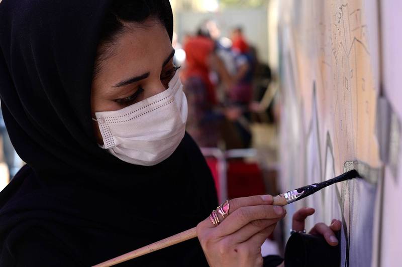阿富汗首位女性街头艺术家哈萨尼透过作品反映阿富汗女性未来在神学士统治之下的忧虑。（法新社档案照）(photo:LTN)