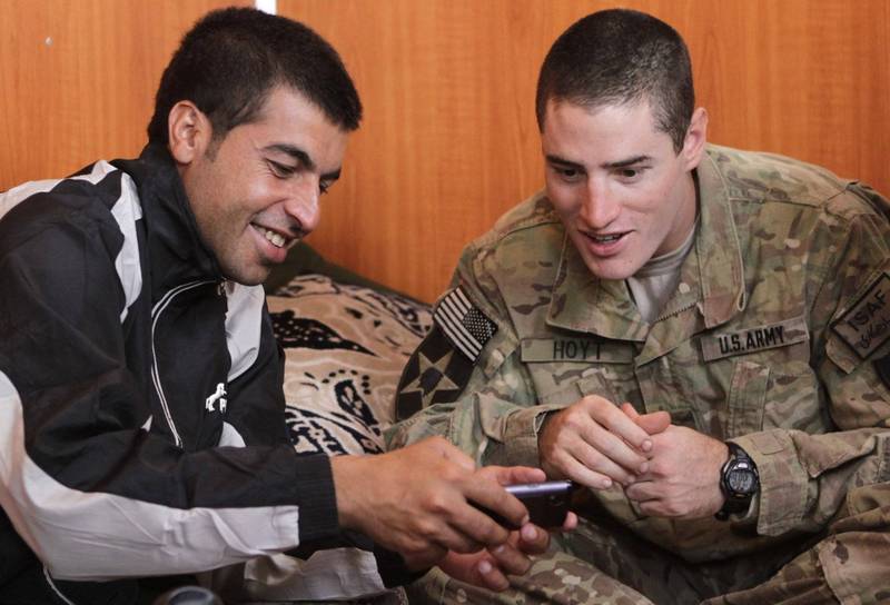 随着美军全面撤离，此情景已不复存在。图为美军与阿富汗政府军士兵闲聊。（路透）(photo:LTN)