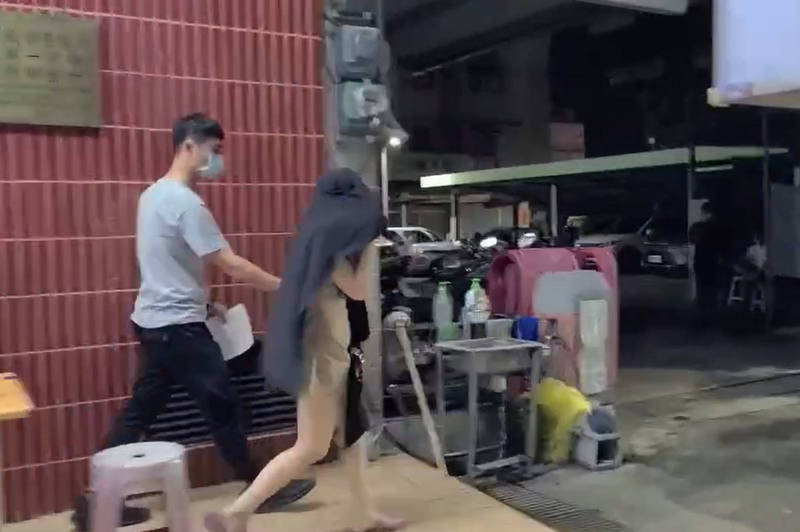 員警將從事性交易的越女偵訊後,移送移民署高雄市專勤隊。(圖由讀者提供) 員警將從事性交易的越女偵訊後,移送移民署高雄市專勤隊。(圖由讀者提供)