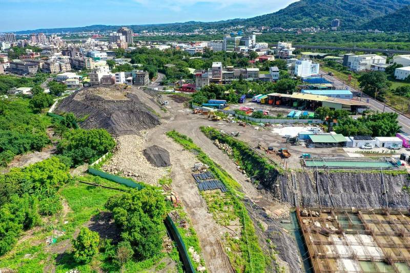 新竹縣政府表示,竹東客家音樂村興建案因週邊土地遭占用,興建補助經費遭客委會擱置,縣府提告三審勝訴,將請佔用戶騰空返還土地。 (新竹縣政府提供) 新竹縣政府表示,竹東客家音樂村興建案因週邊土地遭占用,興建補助經費遭客委會擱置,縣府提告三審勝訴,將請佔用戶騰空返還土地。 (新竹縣政府提供)