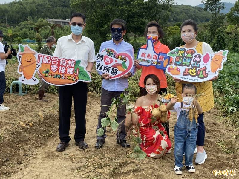 新北市萬里區雙興里三面環山，海拔高350到450公尺，水氣足且有黏性較高的紅土土壤，加上早晚溫差大，排水系統好，種出特有的高山地瓜-；萬里區長粘雪琴（後右二）與名廚蔡季芳（後右一）與藝人黃瑄與3歲兒子（前排蹲者）今天舉辦行銷記者會。
（記者俞肇福攝）