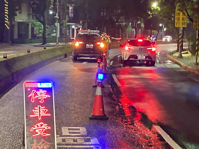 疫情警戒降級後，北市警方開始恢復酒駕臨檢勤務。（記者姚岳宏翻攝）