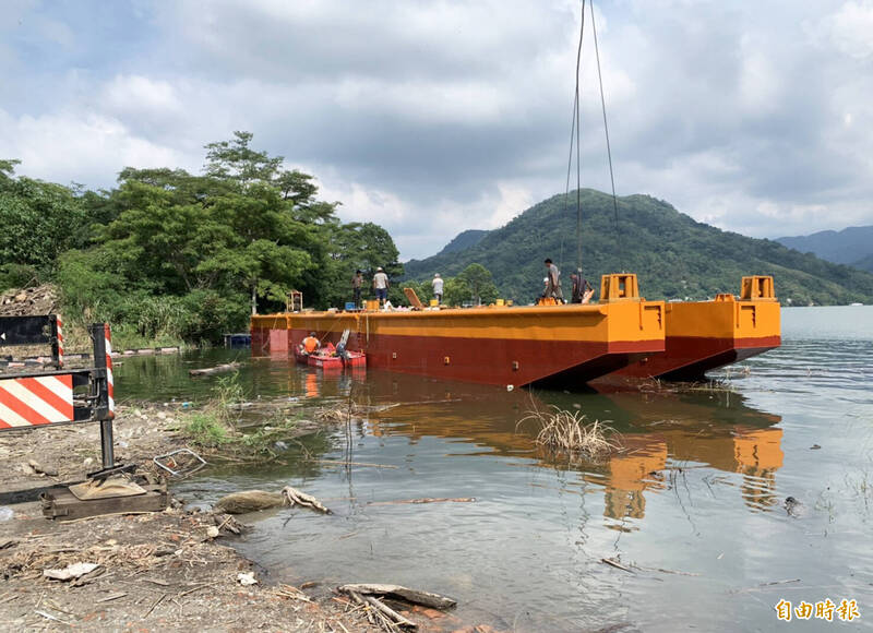 北區水資源近日在阿姆坪碼頭進行第2艘抽泥船的組裝，預計10月上旬完成組裝測試。（記者李容萍攝）