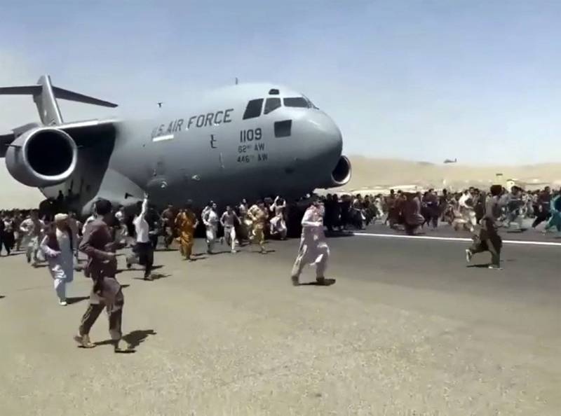 一架美軍C-17運輸機降落至喀布爾的哈米德·卡爾扎伊機場時，數百名阿富汗平民想攀上運輸機逃亡，便在跑道上追逐運輸機。（美聯社）
