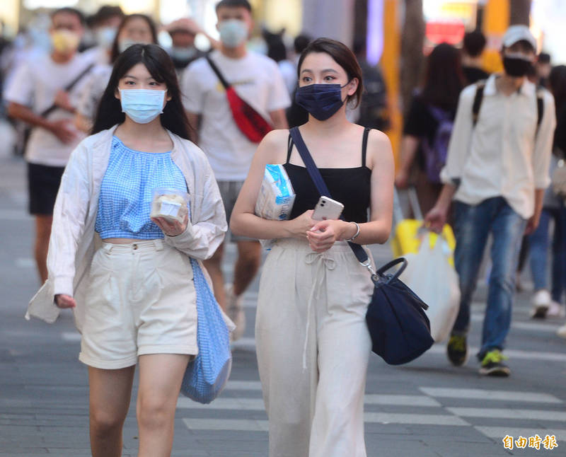 今起至週五（20日）鋒面通過北部海面，台灣附近水氣增多，午後將有強對流發展激發雷陣雨，局部地區應慎防較大雨勢。（資料照）