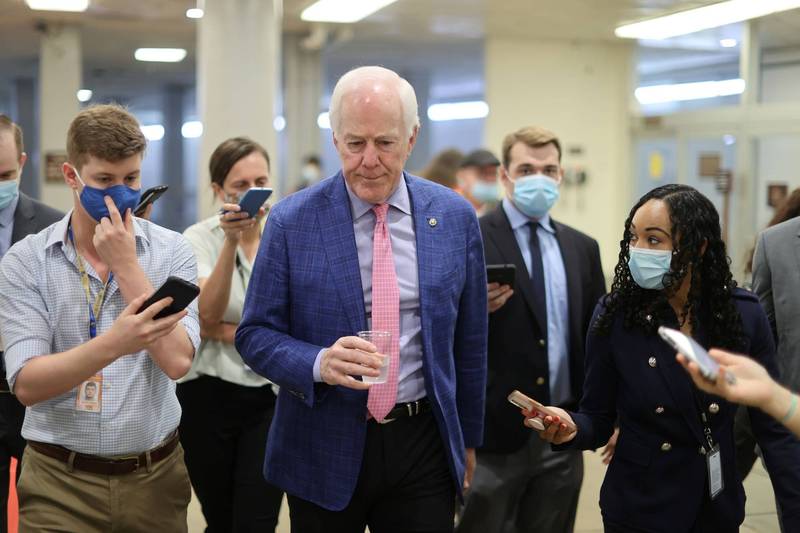 美國德州共和黨籍資深聯邦參議員柯寧（John Cornyn，圖中白髮者）最近在推特談到阿富汗情勢時，誤稱美國在台灣駐軍有3萬人。（路透資料照）
