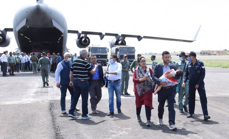 约200名印度外交人员与眷属18日从阿富汗喀布尔搭乘印度空军C-17运输机撤离，飞抵印度古吉拉特邦的贾姆讷格尔空军基地。（欧新社）(photo:LTN)