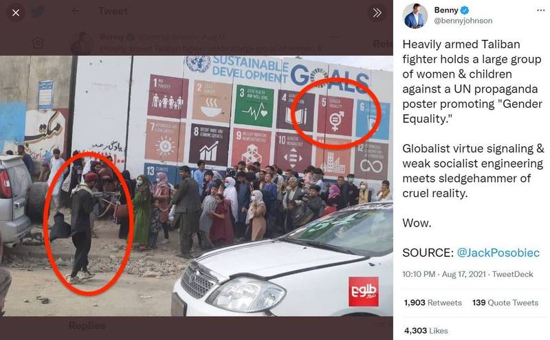 一个武装的塔利班战士就站在联合国宣导「性别平等」的标示前，举枪对准一群妇女和儿童，相当讽刺的场景。（图取自推特@bennyjohnson）(photo:LTN)