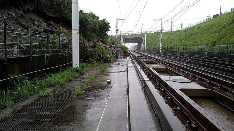 高鐵苗栗通霄路段日前發生邊坡土石滑落入侵軌道，經搶修後明日起苗栗－台中恢復雙線運轉。（資料照，高鐵公司提供）