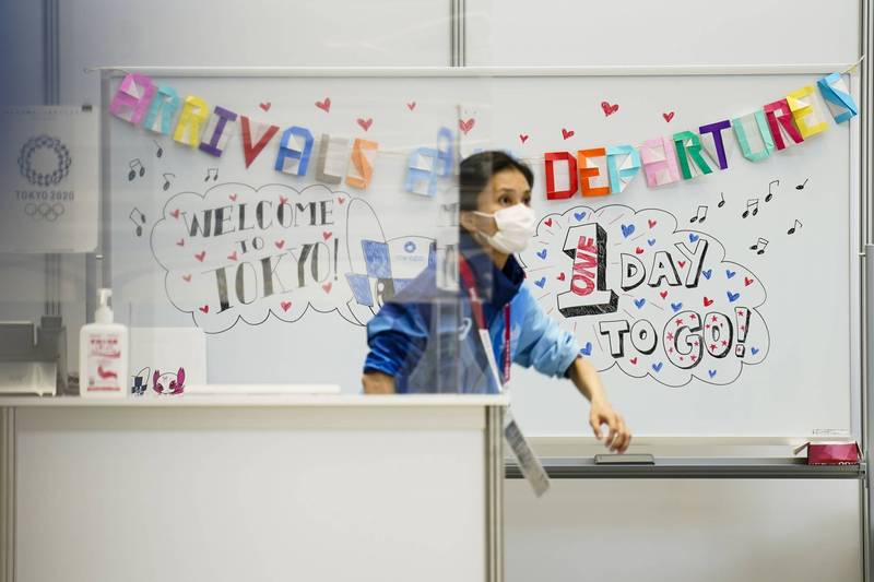 东京奥运的媒体中心服务台架设有意在阻挡病毒传播的透明隔板。（美联社）(photo:LTN)