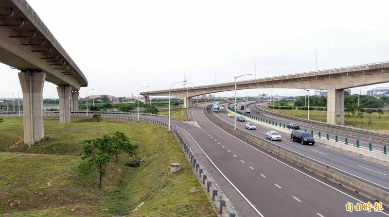 國二甲線工程因故中斷，造成大園交流道「天空斷橋」。（資料照，記者謝武雄攝）