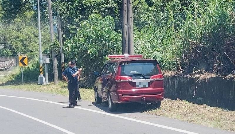 大埔消防分隊後勤車台3線自撞電線桿，駕駛胸悶疼痛送醫。（讀者提供）