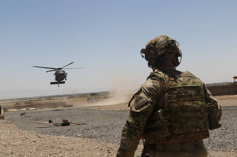 美军直升机、军车等大量军械落入塔利班手中。示意图。（路透）(photo:LTN)