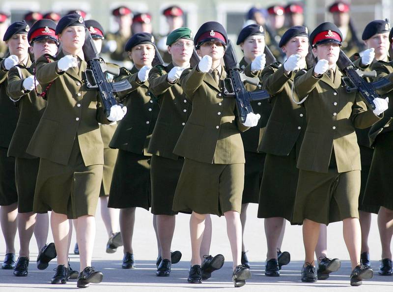 英国1名30岁已婚陆军男教官被发现逼迫18岁的女新兵口交，甚至掀起女新兵的运动内衣吸吮乳房，教官被军队汰除，并获刑8年半。英国陆军女兵示意图。（欧新社档案照）(photo:LTN)