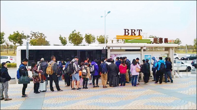 高鐵嘉義站至嘉義台鐵站是全台唯一沒有軌道連結，目前由BRT載運乘客。（擷取自嘉義客運「我愛嘉義BRT」臉書）