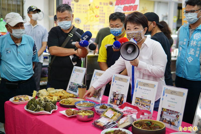 台中市長盧秀燕前往大肚市場推廣台中美食。（記者何宗翰攝）