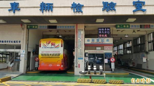 公總今放寬自用小行車因疫情延長驗車日期的認定，符合資格卻遭罰車主將可退費。（資料照）